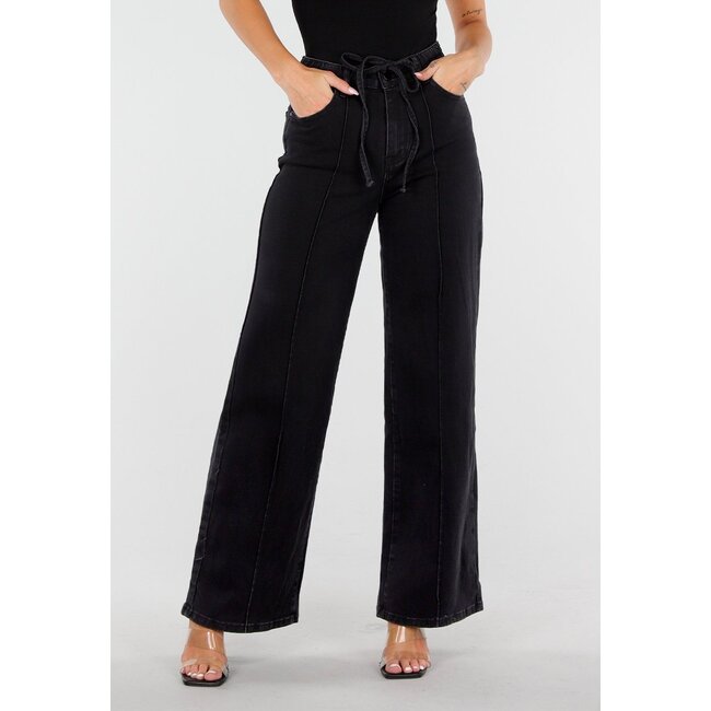 Schwarze Jeans mit weitem Bein