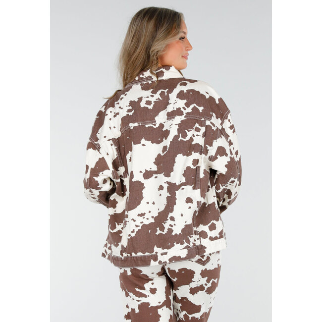 Weiß-braune Denim-Jacke mit durchgehendem Kuhdruck
