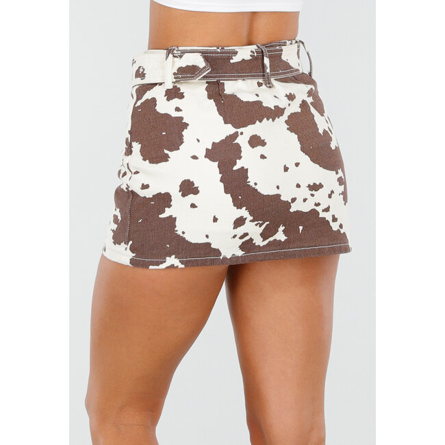 Weiß-brauner Kuhdruck-Skort mit Gürtel und taillierter Passform