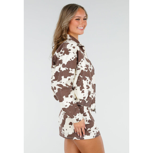 Weiß-braune Cowprint-Jacke mit Reißverschluss und elastischem Zoom