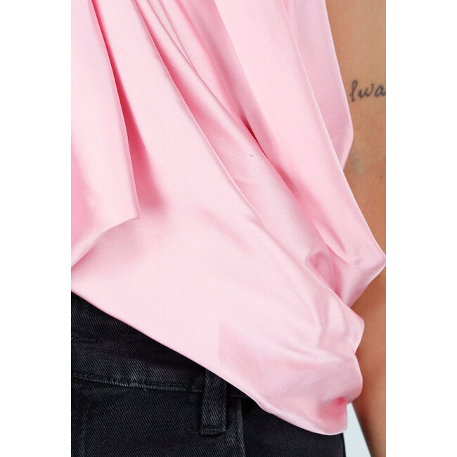 Zartrosa Satin-Top mit Falten und Spaghetti-Trägern