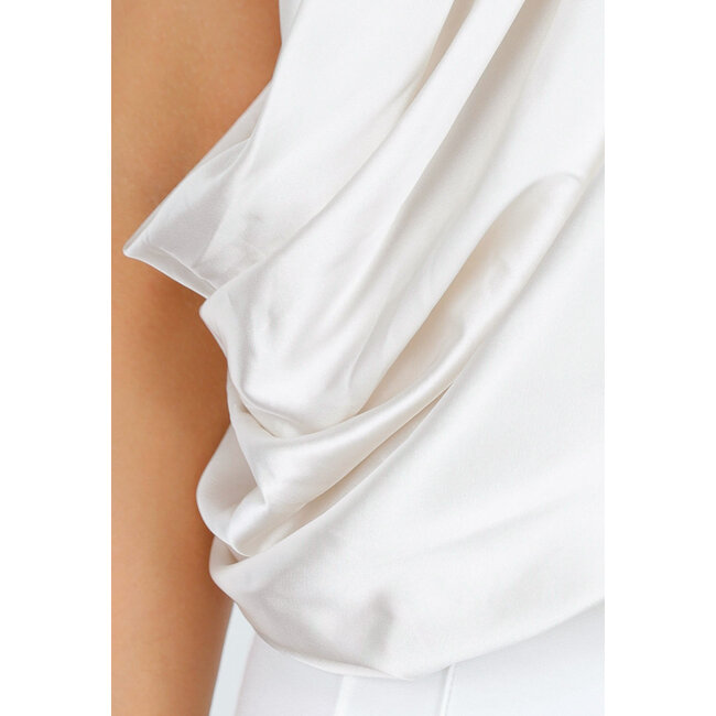 Cremefarbenes Satin-Top mit Falten und Spaghetti-Trägern