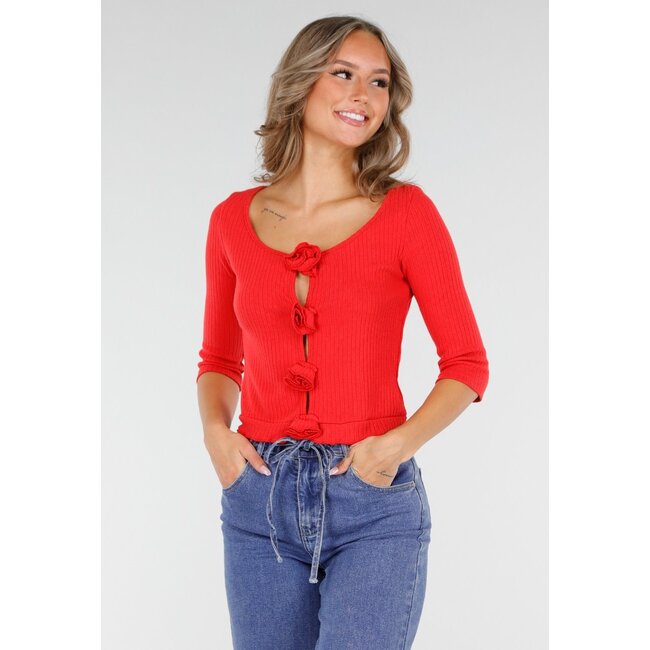 Rippenoberteil mit rosa Knöpfen