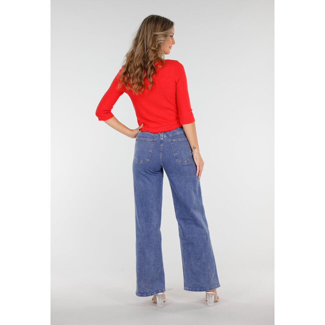 Rotes Rippen-Top mit rosa Knöpfen und Dreiviertel-Ärmeln