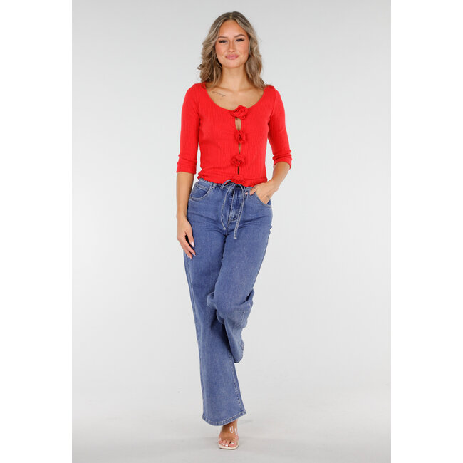 Rotes Rippen-Top mit rosa Knöpfen und Dreiviertel-Ärmeln