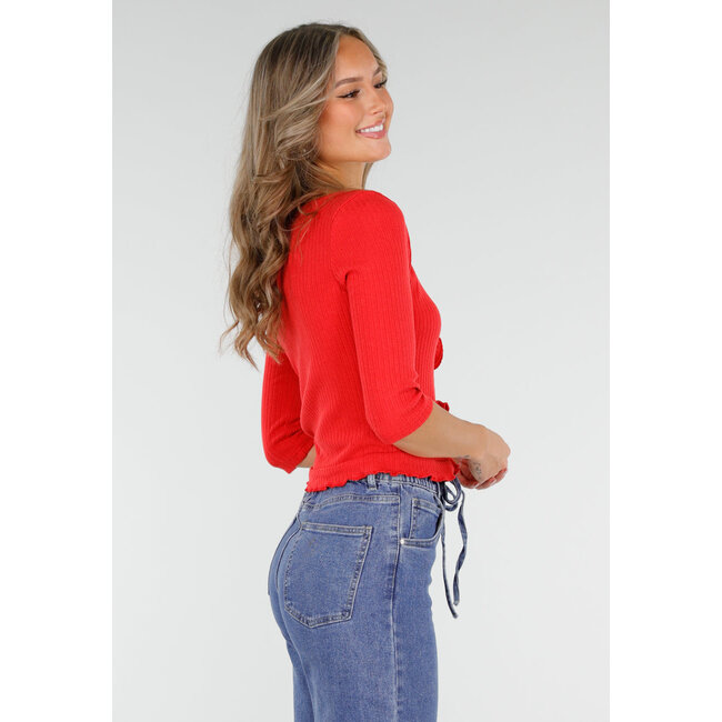 Rotes Rippen-Top mit rosa Knöpfen und Dreiviertel-Ärmeln