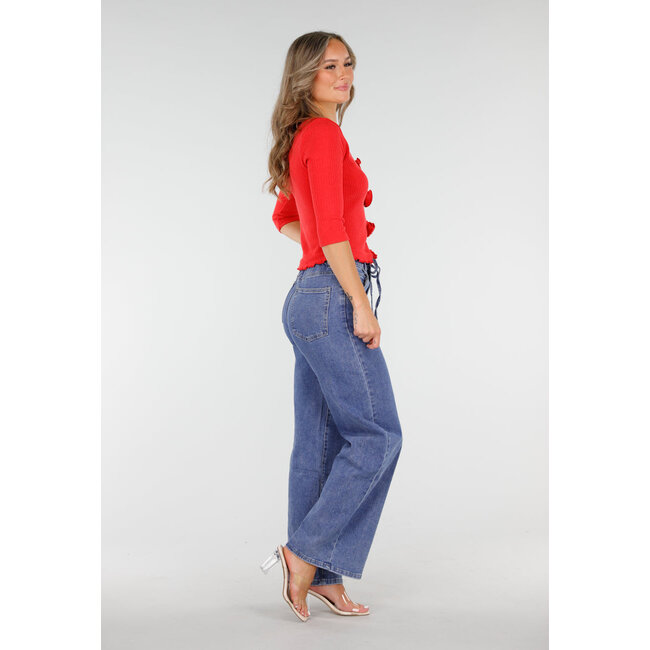 Rotes Rippen-Top mit rosa Knöpfen und Dreiviertel-Ärmeln