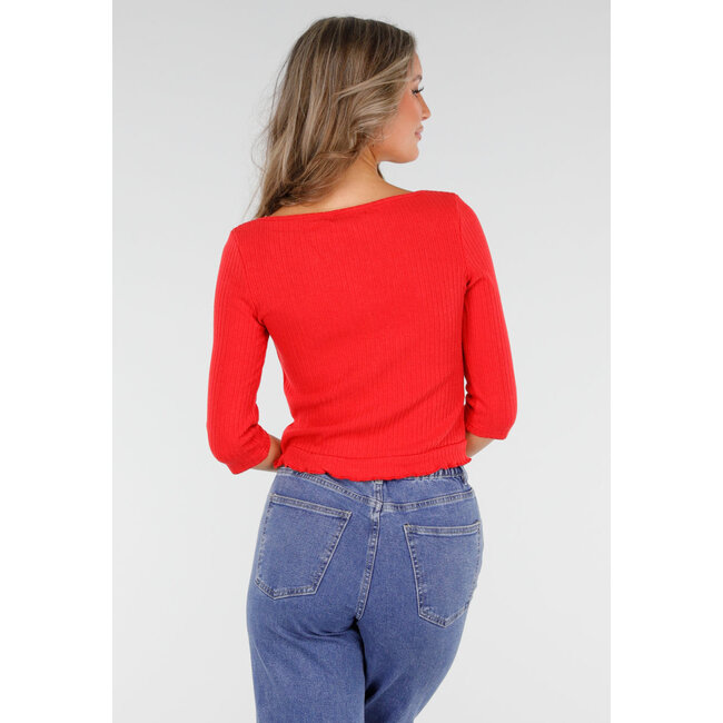 Rotes Rippen-Top mit rosa Knöpfen und Dreiviertel-Ärmeln