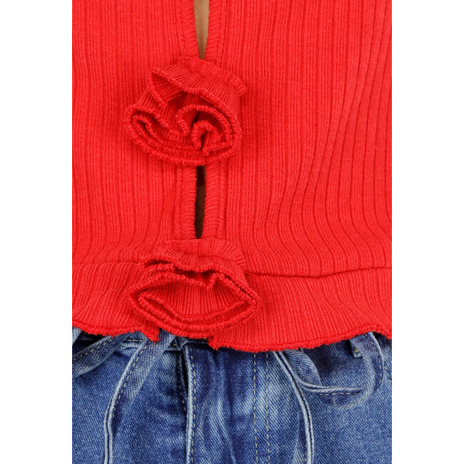 Rotes Rippen-Top mit rosa Knöpfen und Dreiviertel-Ärmeln