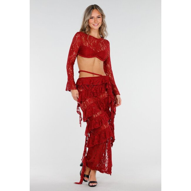 Rotes zweiteiliges Set aus Spitze mit Rüschen und langen Ärmeln