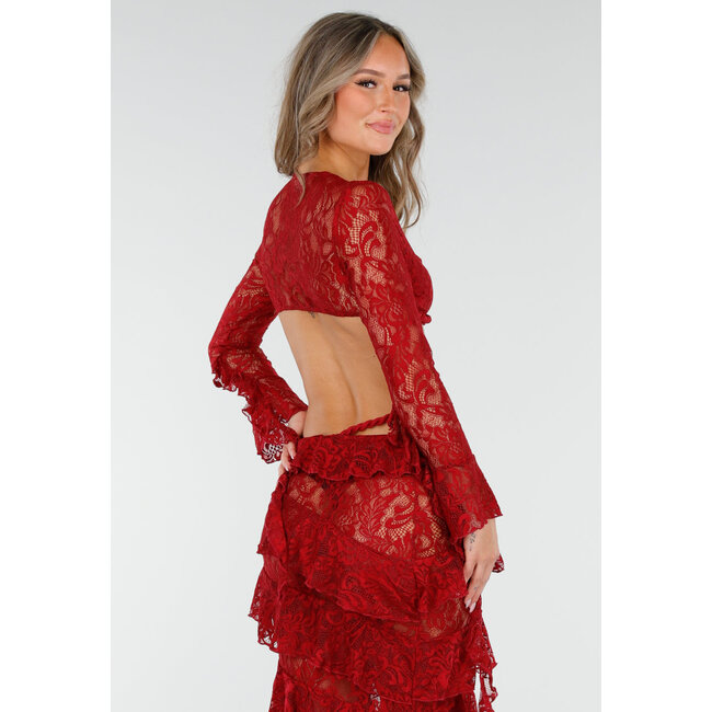 Rotes zweiteiliges Set aus Spitze mit Rüschen und langen Ärmeln