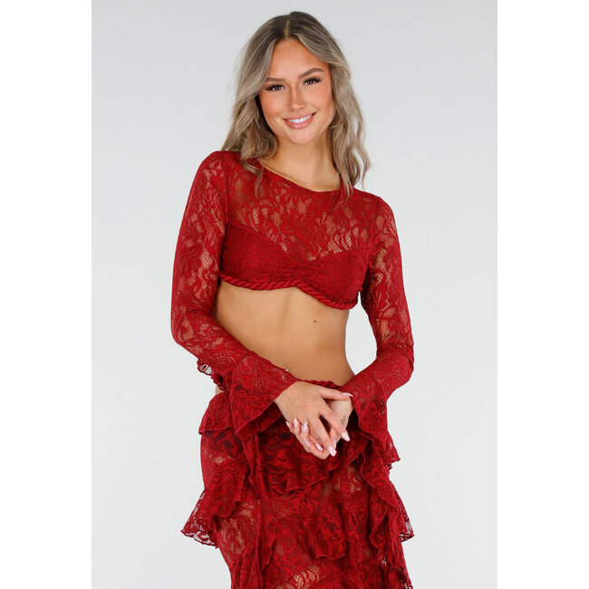 Rotes zweiteiliges Set aus Spitze mit Rüschen und langen Ärmeln