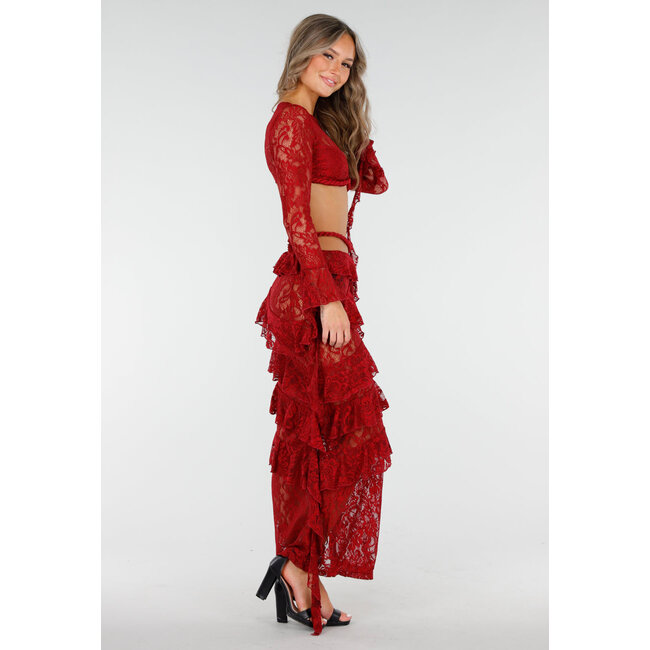 Rotes zweiteiliges Set aus Spitze mit Rüschen und langen Ärmeln