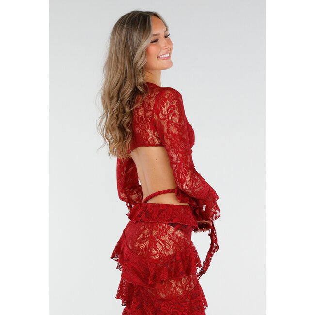 Rotes zweiteiliges Set aus Spitze mit Rüschen und langen Ärmeln