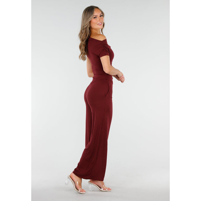 Bordeauxfarbenes Off-Shoulder-Set mit weiter Hose und Stretch