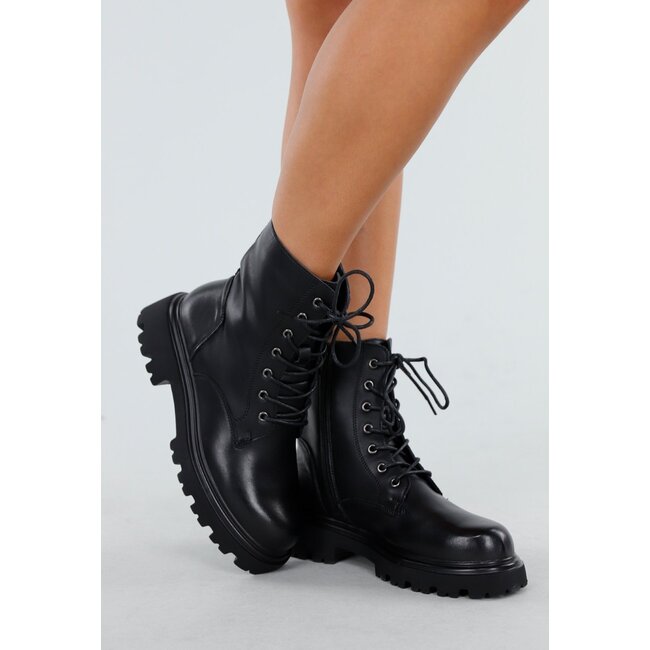 Schwarze Schnürstiefel mit klobiger Sohle und glatter Oberfläche