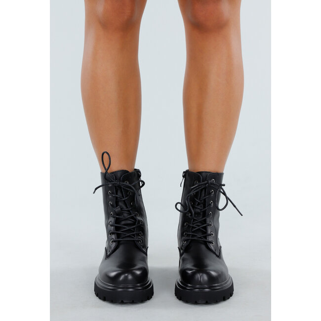 Schwarze Schnürstiefel mit klobiger Sohle und glatter Oberfläche