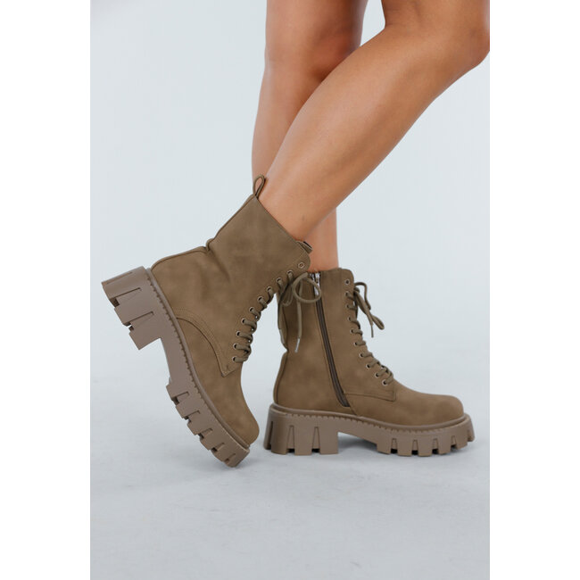 Braune Schnürstiefel in Wildlederoptik mit grober Sohle und Reißverschluss an der Seite