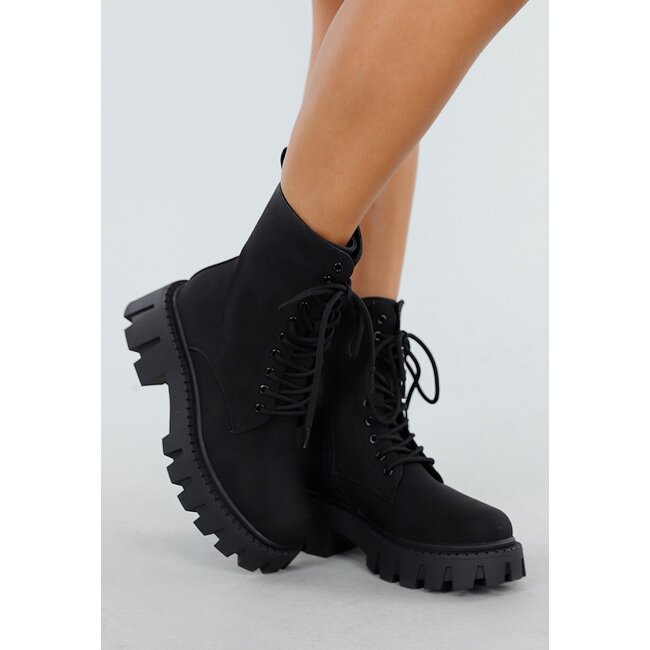 Schwarze Schnürstiefel mit klobiger Sohle und Reißverschluss an der Seite