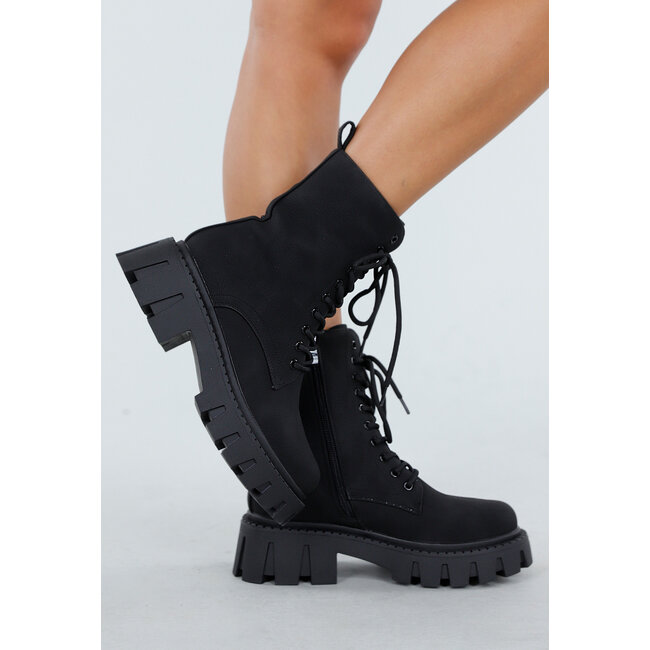 Schwarze Schnürstiefel mit klobiger Sohle und Reißverschluss an der Seite
