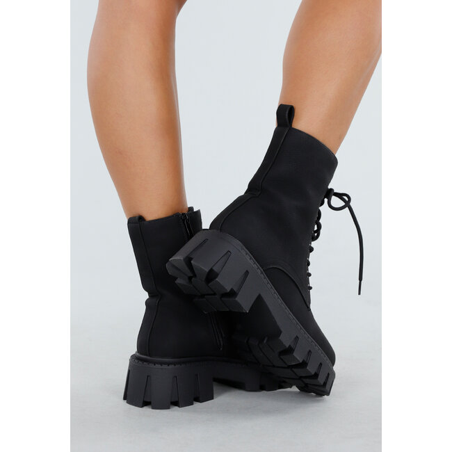 Schwarze Schnürstiefel mit klobiger Sohle und Reißverschluss an der Seite