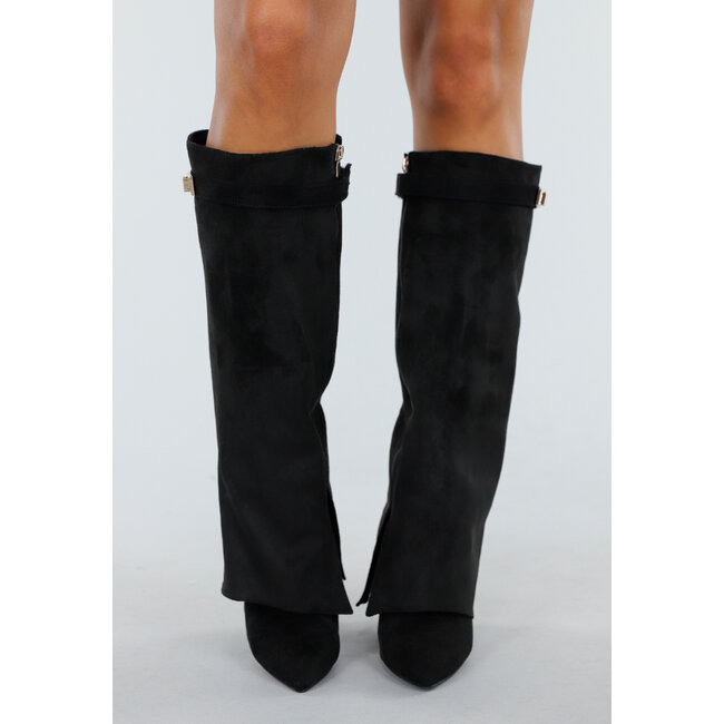 Schwarze ausgestellte Stiefel mit spitzer Nase und Absatz