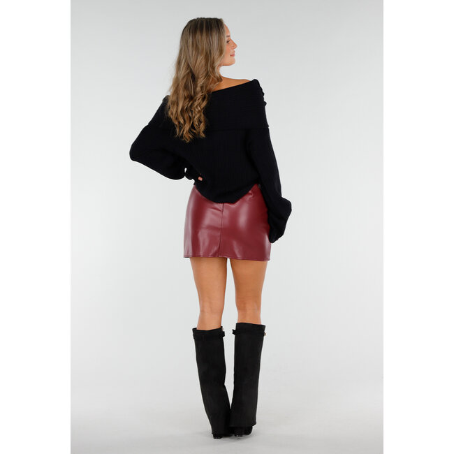 Schwarze ausgestellte Stiefel mit spitzer Nase und Absatz