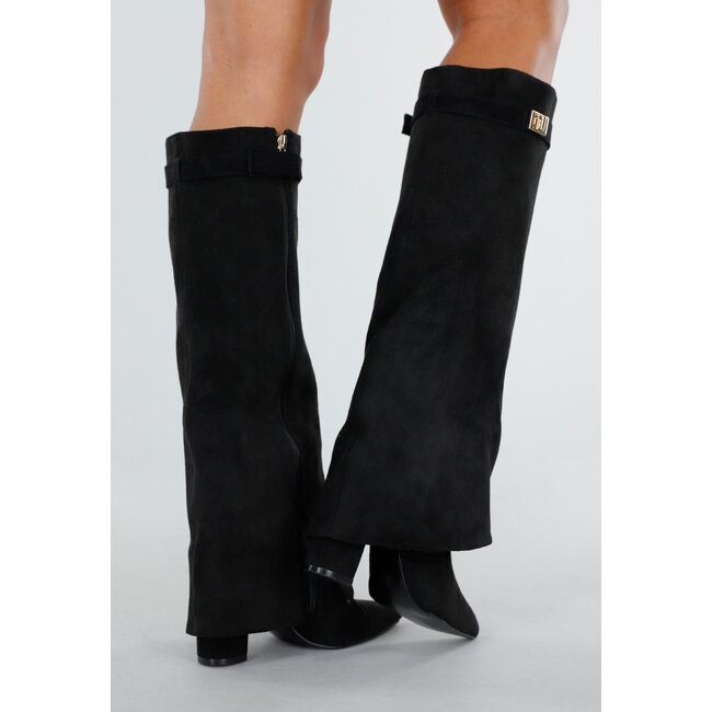 Schwarze ausgestellte Stiefel mit spitzer Nase und Absatz