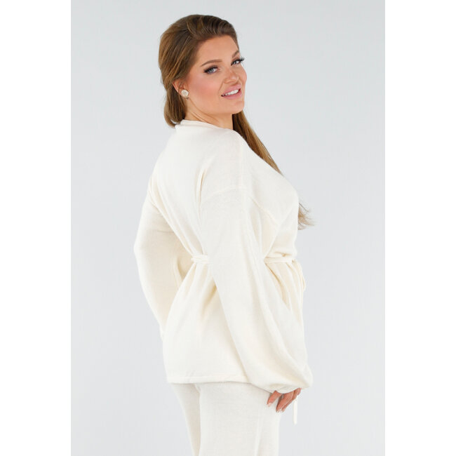 Cremefarbenes Strickset mit Revers-Oberteil und weiter Hose