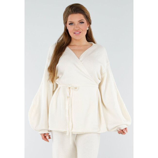 Cremefarbenes Strickset mit Revers-Oberteil und weiter Hose