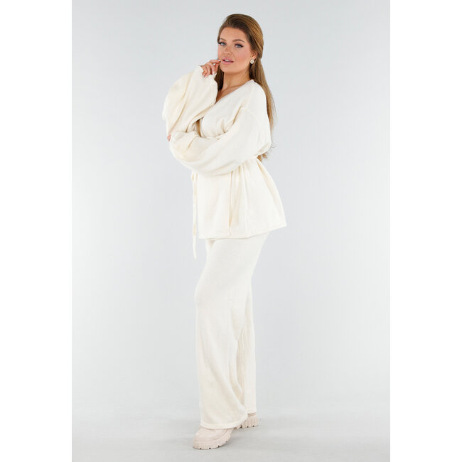 Cremefarbenes Strickset mit Revers-Oberteil und weiter Hose