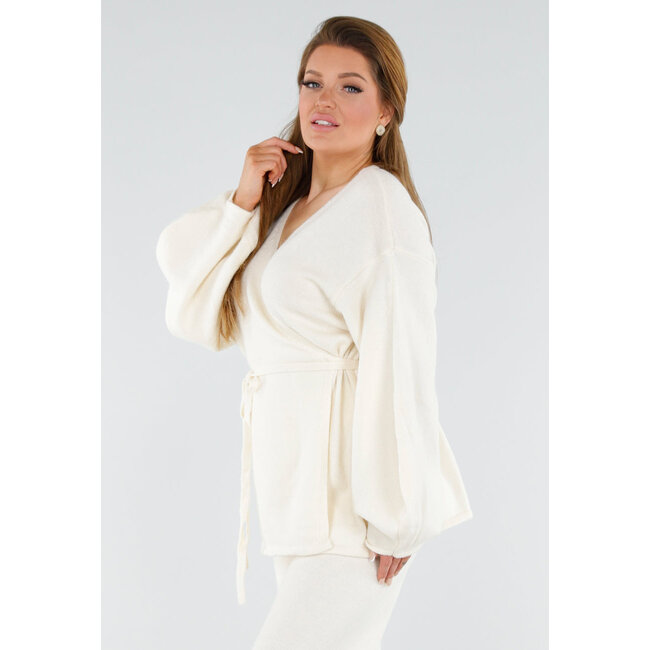 Cremefarbenes Strickset mit Revers-Oberteil und weiter Hose