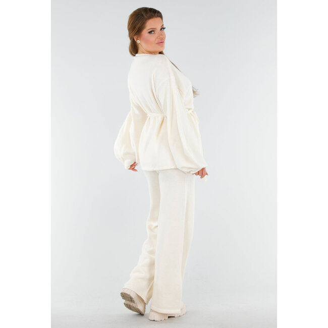 Cremefarbenes Strickset mit Revers-Oberteil und weiter Hose