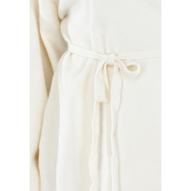 Cremefarbenes Strickset mit Revers-Oberteil und weiter Hose