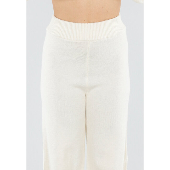 Cremefarbenes Strickset mit Revers-Oberteil und weiter Hose