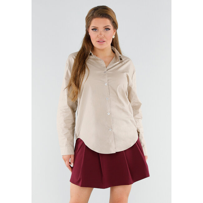 Beigefarbene Bluse mit rotem NY-Aufnäher und Knopfverschluss