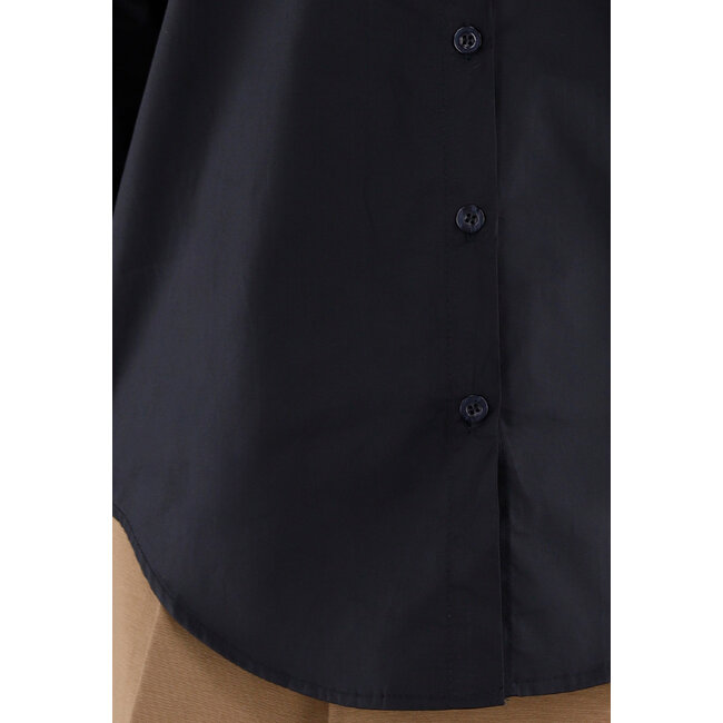 Schwarze Bluse mit New York Aufnäher auf dem Rücken