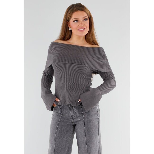 Grauer schulterfreier Strickpullover mit ausgestellten Ärmeln