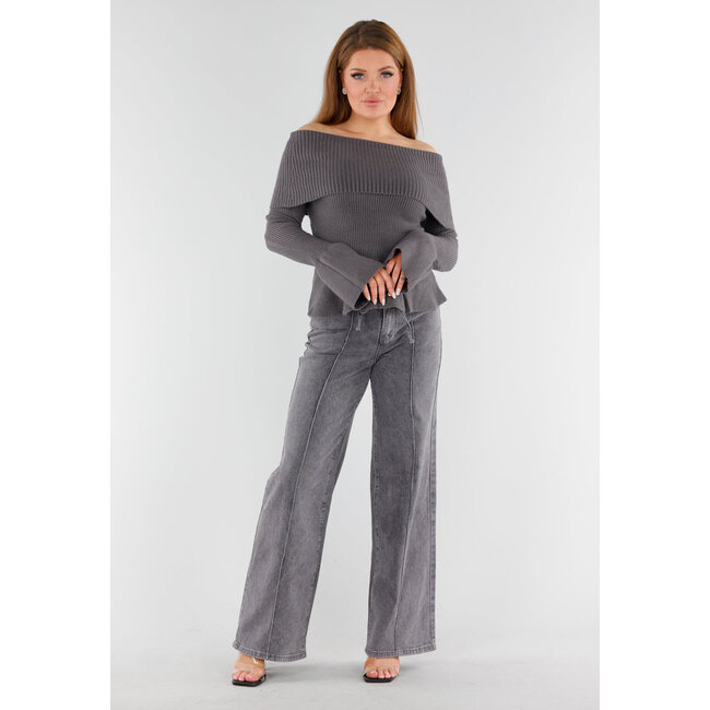 Grauer schulterfreier Strickpullover mit ausgestellten Ärmeln