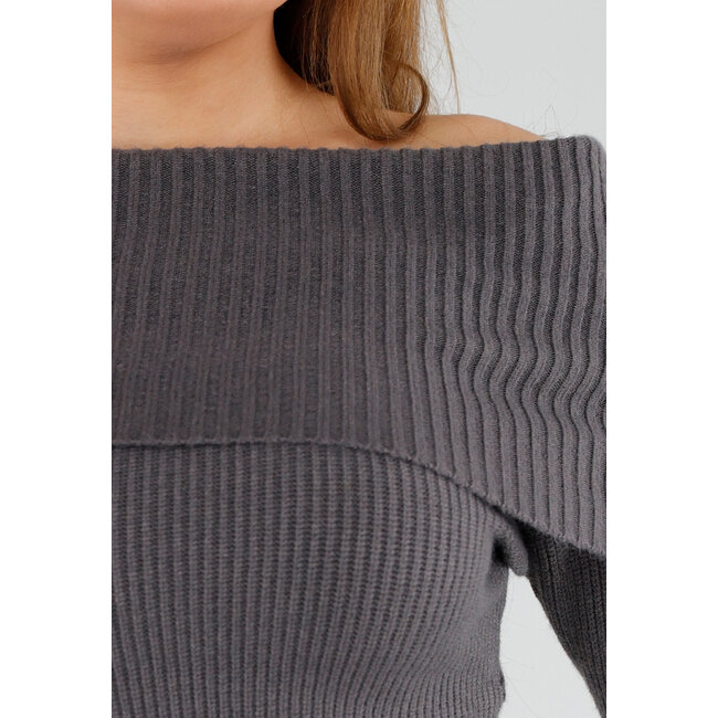 Grauer schulterfreier Strickpullover mit ausgestellten Ärmeln