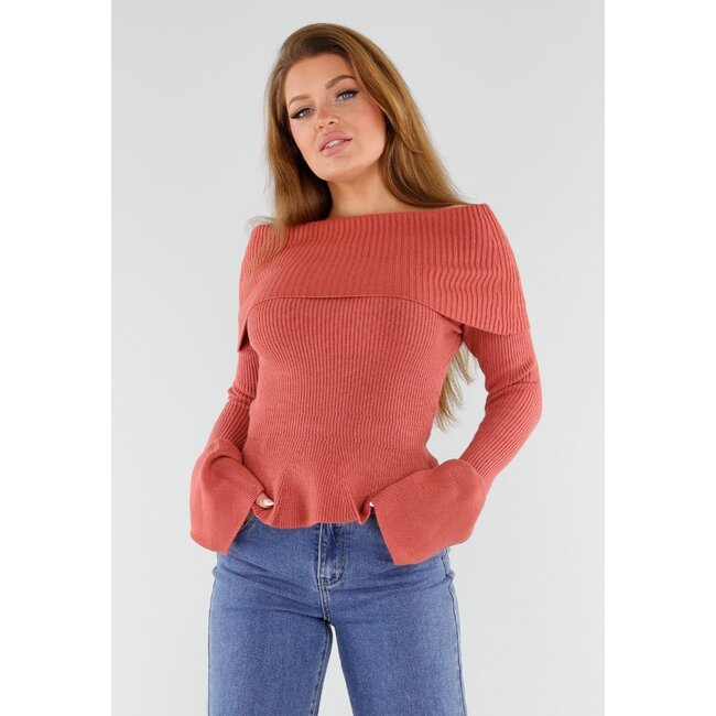 Terrakottafarbener schulterfreier Strickpullover mit ausgestellten Ärmeln