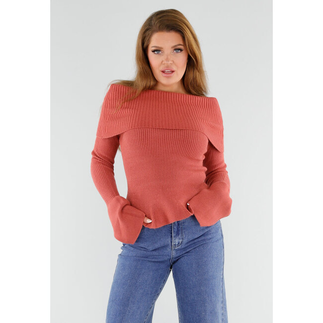 Terrakottafarbener schulterfreier Strickpullover mit ausgestellten Ärmeln