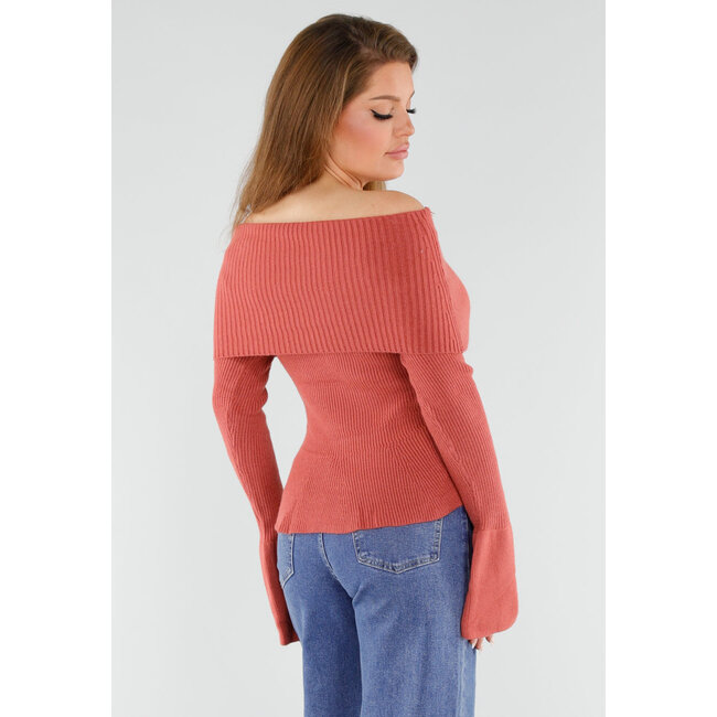 Terrakottafarbener schulterfreier Strickpullover mit ausgestellten Ärmeln