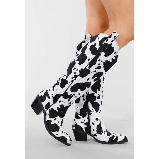 Cowboy-Stiefel mit Kuhmuster in Schwarz und Weiß mit niedrigem Absatz