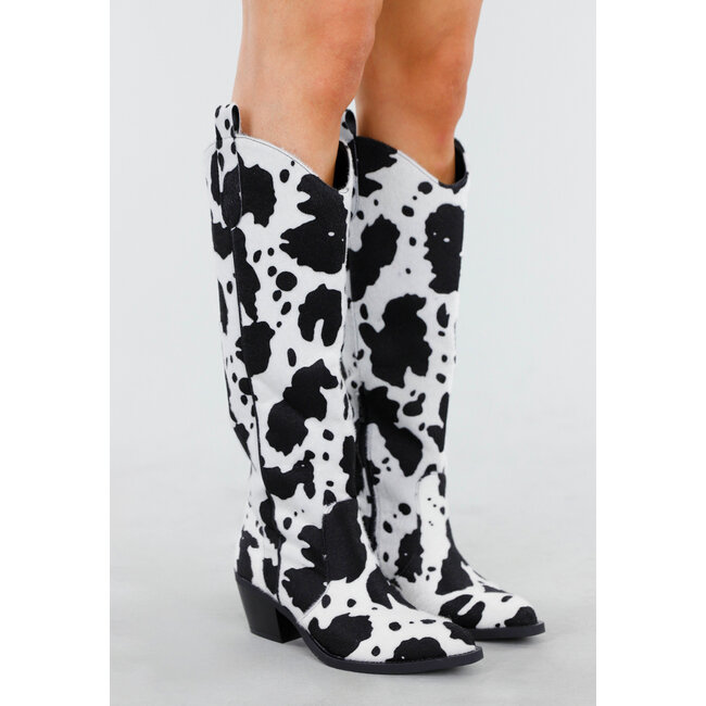 Cowboy-Stiefel mit Kuhmuster in Schwarz und Weiß mit niedrigem Absatz