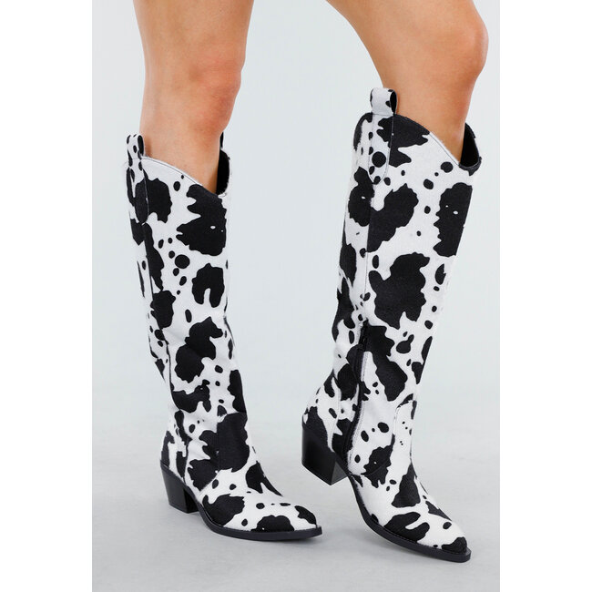 Cowboy-Stiefel mit Kuhmuster in Schwarz und Weiß mit niedrigem Absatz