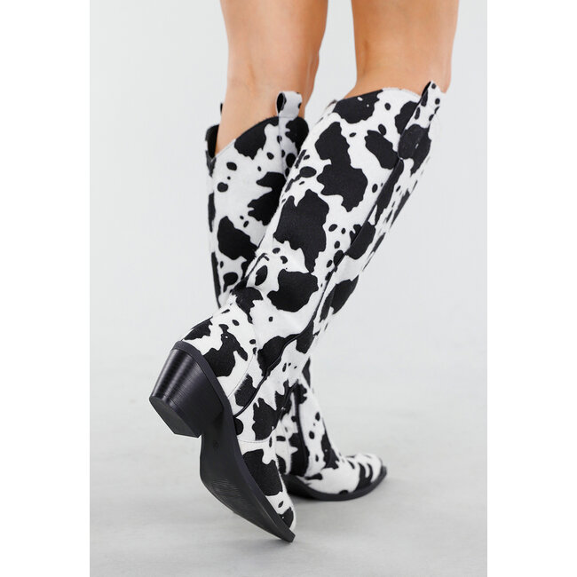 Cowboy-Stiefel mit Kuhmuster in Schwarz und Weiß mit niedrigem Absatz