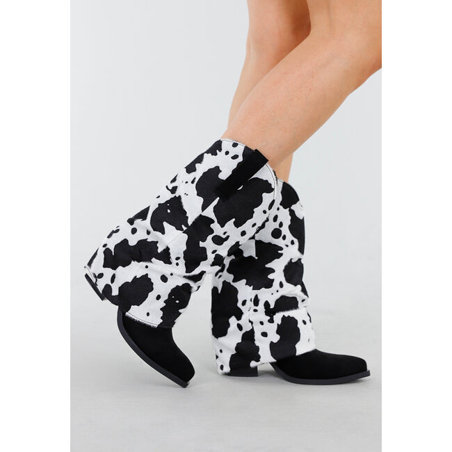 Schwarz-weiße Stiefel mit Kuhmuster