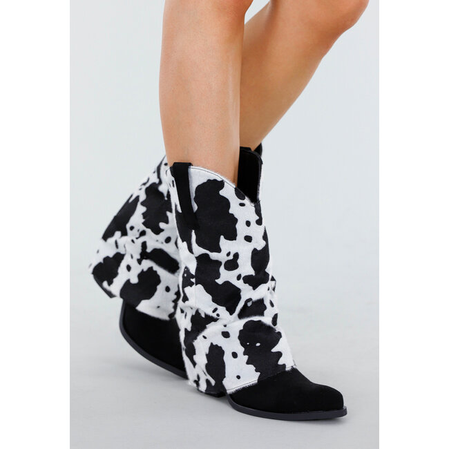 Schwarz-weiße Stiefel mit Kuhmuster