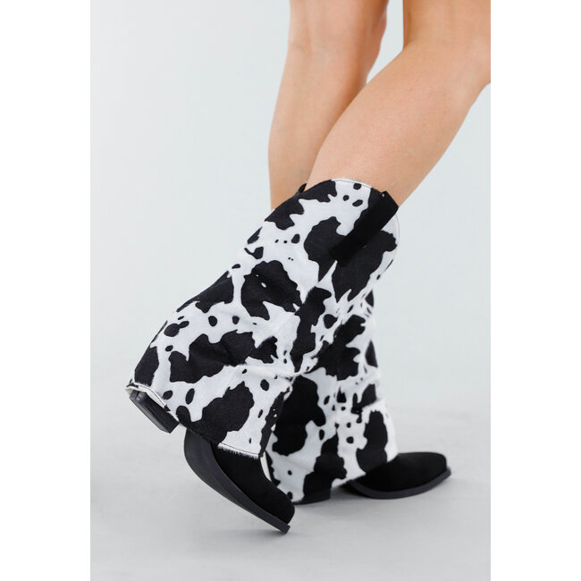 Schwarz-weiße Stiefel mit Kuhmuster